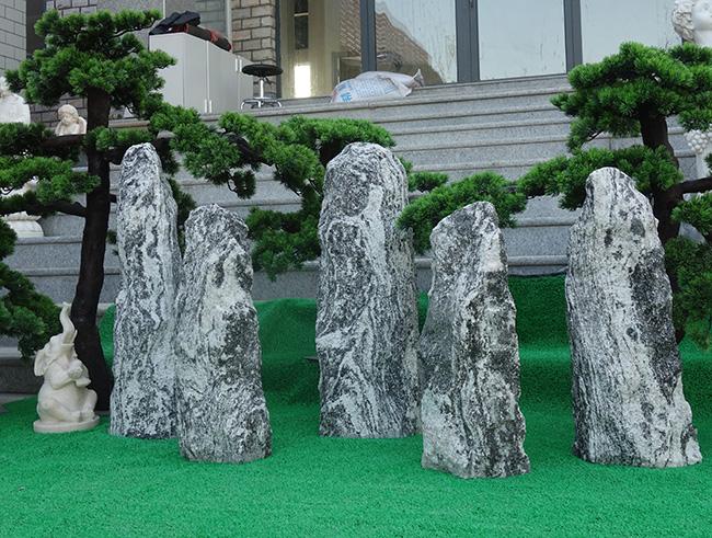 天然自然石摆件与庭院景观 鸿森雕塑匠心打造自然石景观艺术