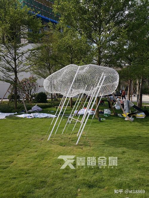 ​现如今,景观雕塑对现代园林和建筑设计的影响越来越大,每一座新修